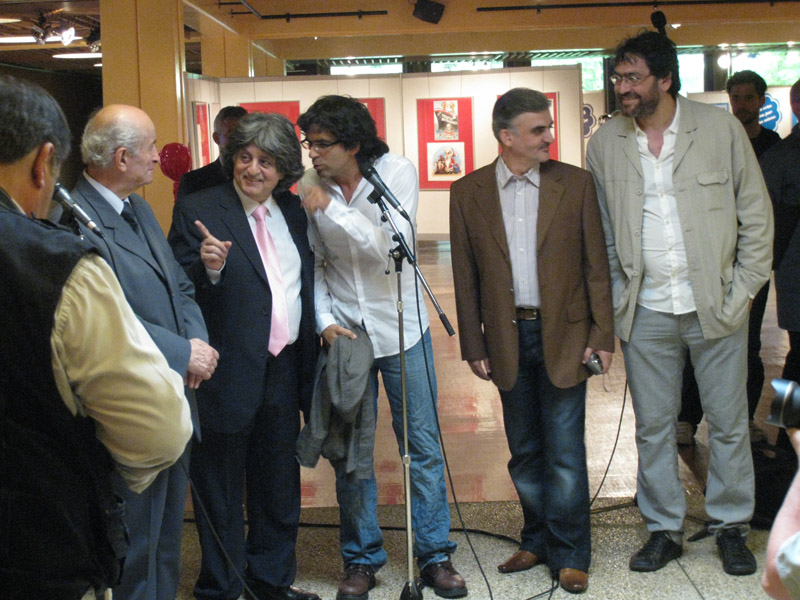  Le volet suisse, en juin 2009: les dessinateurs libanais Machaalani, Stavro, Bleibel et Hajo (de gauche à droite avec Chappatte au centre) inaugurent une grand exposition à Morges – Morges, 15 juin 2009  