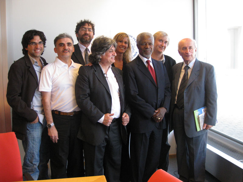  Après le conseiller fédéral Pascal couchepin à Berne, Kofi Annan reçoit les dessinateurs hôtes dans son bureau de Genève – Genève, 17 juin 2009  