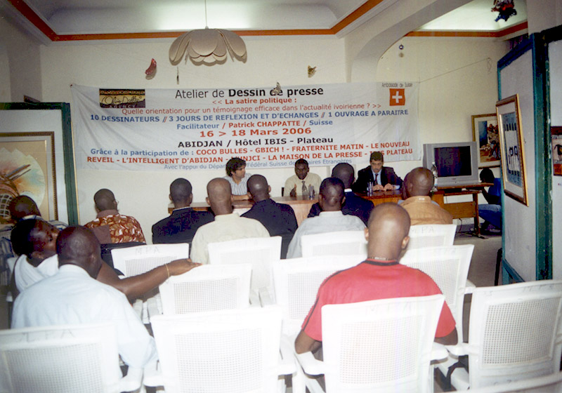  Patrick Chappatte et Olvis Dabley présentent à la presse locale le projet: un atelier de trois jours avec 10 dessinateurs, pour créer un recueil de dessins sur l’histoire récente et la situation politique de la Côte d’Ivoire.<br /> Abidjan, 14 mars 2006  