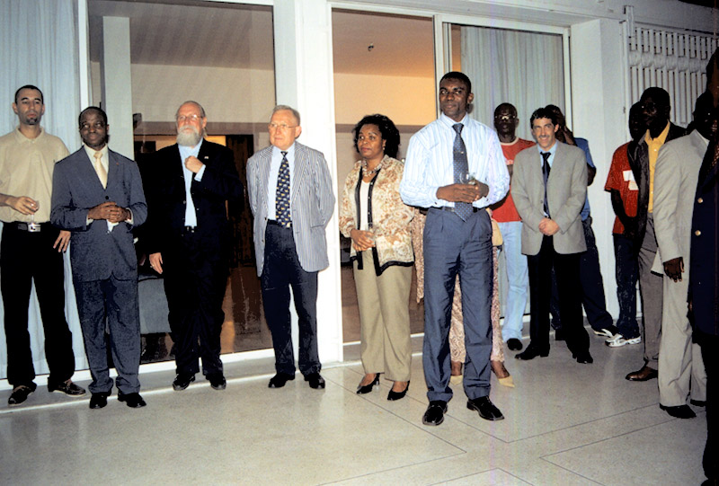  Cocktail à la résidence de Suisse: les invités écoutent le discours de bienvenue de l’ambassadeur Dominik Langenbacher.<br /> Abidjan, 16 mars 2006  