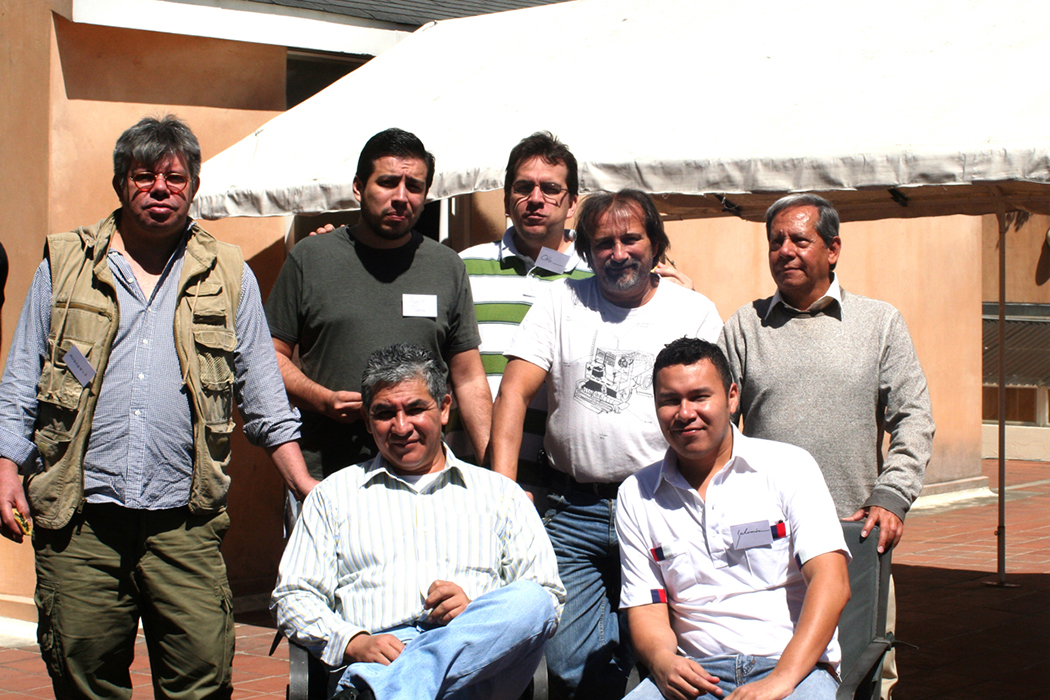  Deuxième jour d’atelier, dessinateurs à la pause. De gauche à droite, debout: McDonald, La Matraca, Otto, Filochofo, JotaCe. Assis: Alecus et Salomón – Guatemala Ciudad, 7 mars 2012 
