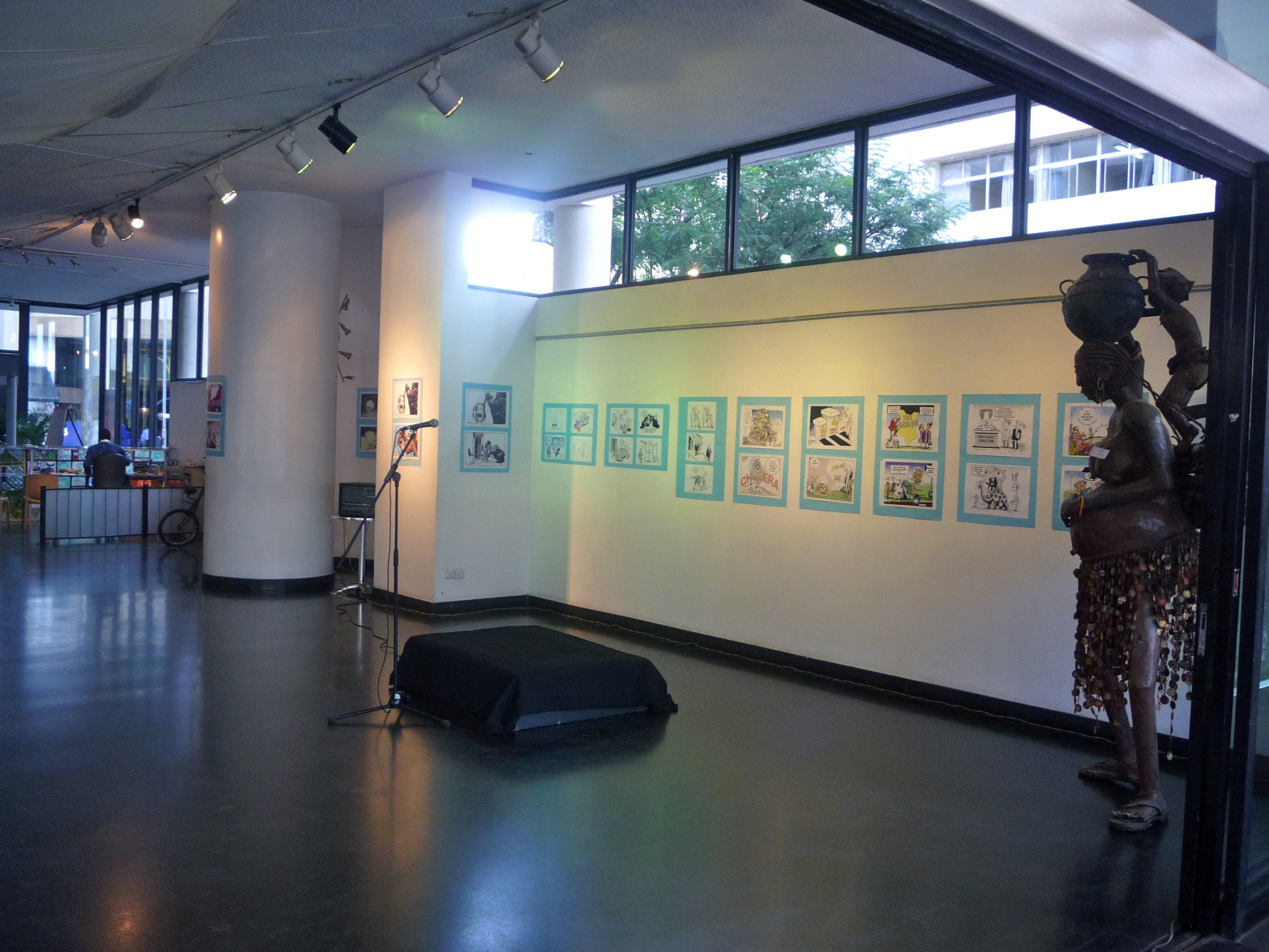  Troisième jour: exposition de dessins sur le thème de l’ethnicité et grand débat public à Nairobi, rassemblant tous les dessinateurs kényans, modéré par Chappatte. Les deux premiers vidéo-clips sont projetés – Nairobi, 21 janvier 2010 