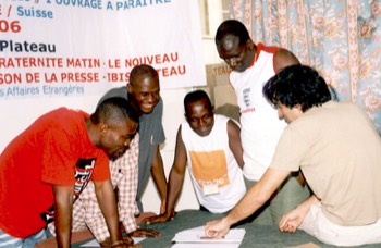  Les dessinateurs ivoiriens en plein atelier. Leur but: rassembler les dessins de presse les plus pertinents en vue de constituer un album-témoignage sur les crises politiques du pays. <br />Abidjan, 17 mars 2006  