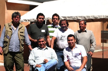  Deuxième jour d’atelier, dessinateurs à la pause. De gauche à droite, debout: McDonald, La Matraca, Otto, Filochofo, JotaCe. Assis: Alecus et Salomón – Guatemala Ciudad, 7 mars 2012 